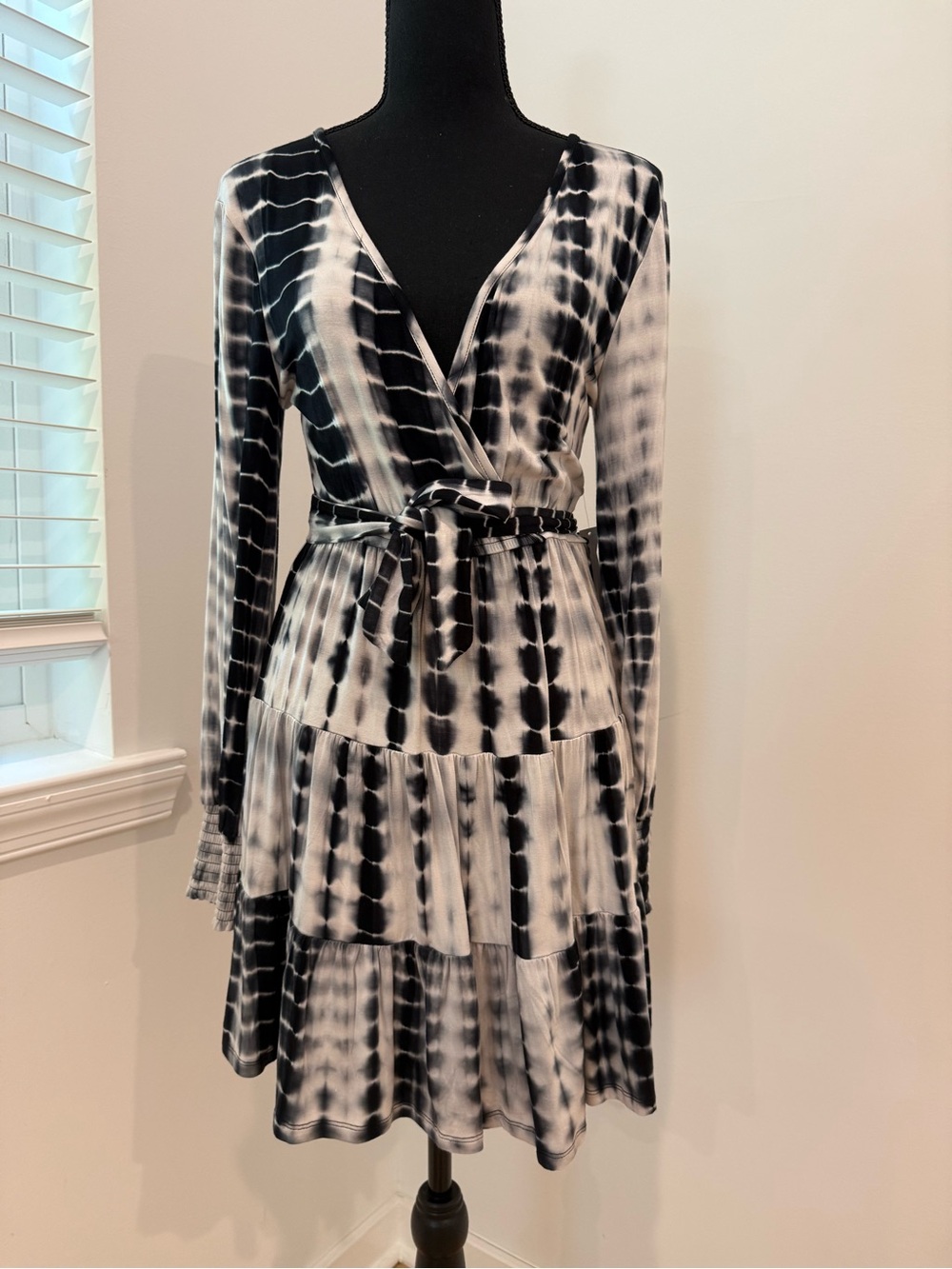 VENUS Black and White Tie-Dye Wrap Tiered Long Sleeve Dress